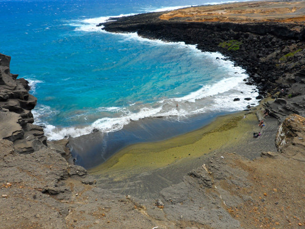 Bãi biển cát xanh ôliu Papakolea với ba mặt vách đá ở Hawaii